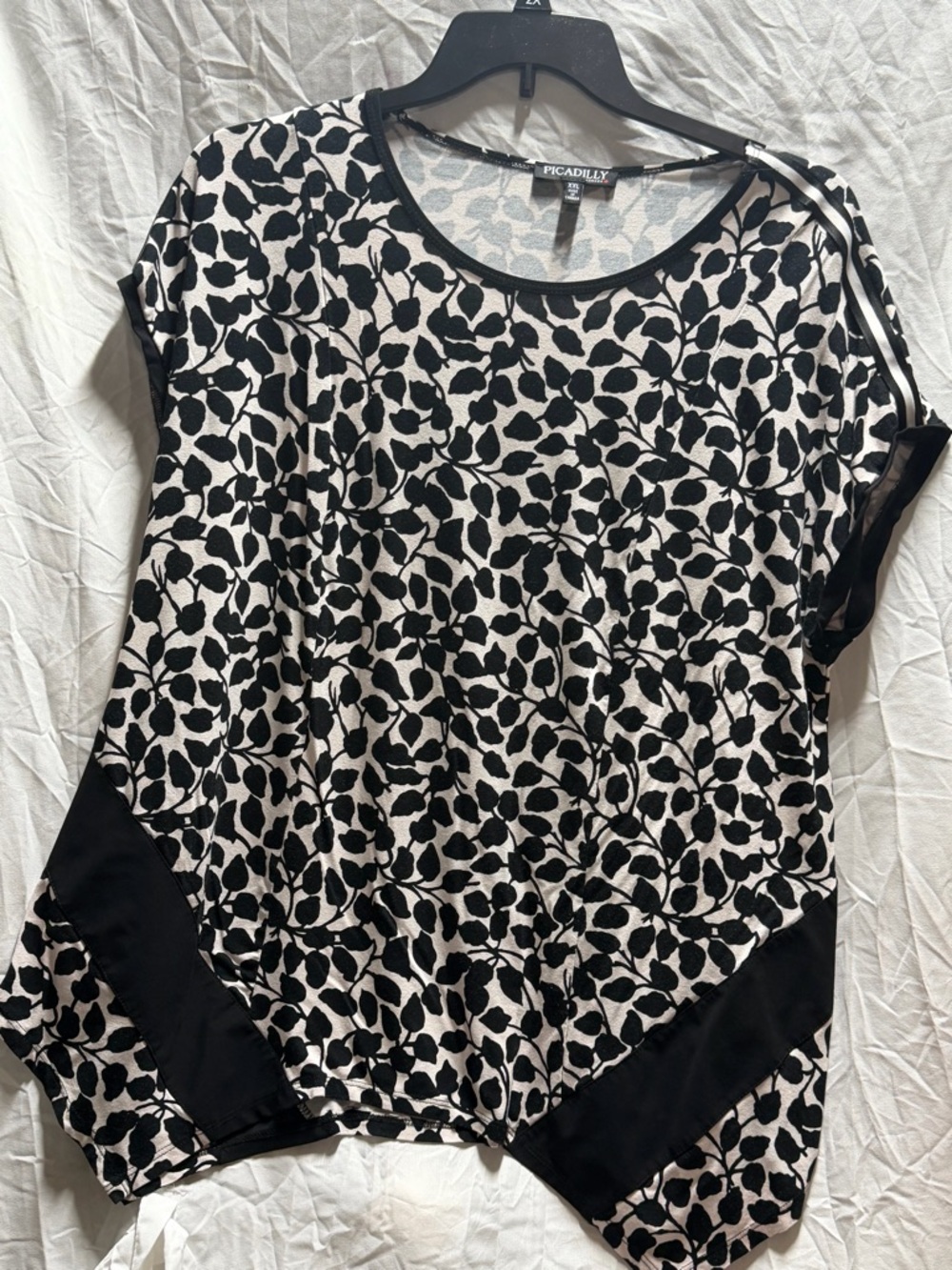 Picadilly Fashion Black & White Leaf Pattern Short Sleeve Tee